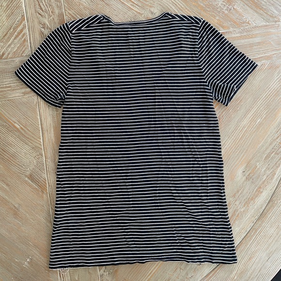 Beautifully soft Banana Republic T - Picture 5 of 9